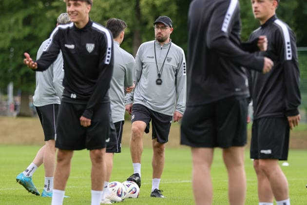 14 06 2026, Football, Men, Regionalliga Bayern, Season 2026 2027 Training kick-off FC Schweinfurt 05 Center Coach Jan Gernlein FC Schweinfurt 05 during training between his players Schweinfurt Riedel Bau Arena in Sachs Stadio Bayern Unterfranken Germany