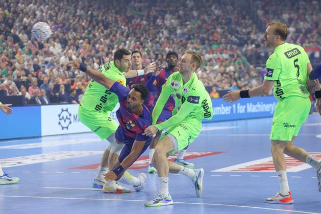 14 06 2026, xtgx, Handball, EHF Champions League Final, FC Barcelona Füchse Berlin v l Timothey N guessan N guessan, Barcelona, 19 Mathias Gidsel Berlin, 19 duel, duel, fight, tackle duel, duel, fight, tackle Koeln