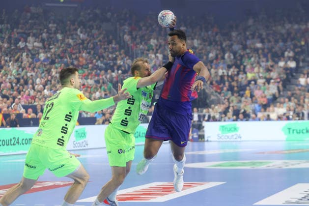 14 06 2026, xtgx, Handball, EHF Champions League Final, FC Barcelona Füchse Berlin v l Max Darj Berlin, 5 , Timothey N guessan N guessan, Barcelona, 19 duel, duel, fight, tackle Koeln