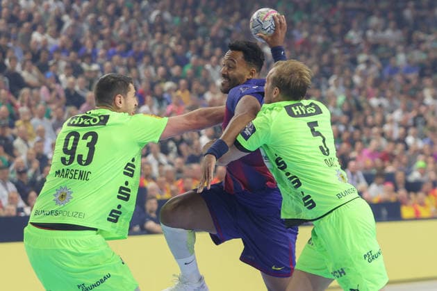14 06 2026, xtgx, Handball, EHF Champions League Final, FC Barcelona Füchse Berlin v l Mijajlo Marsenic Berlin, 93 , Timothey N guessan N guessan, Barcelona, 19 , Max Darj Berlin, 5 duel, duel, fight, tackle Koeln