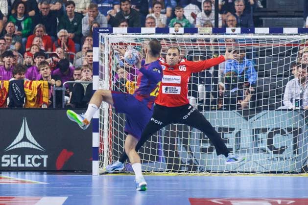 Aleix GOMEZ FC Barcelona Barca, 20 shoots a seven-meter penalty against Dejan MILOSAVLJEV Fuechse Berlin, 96 GER, FC Barcelona Barca vs Fuechse Berlin, Handball, TruckScout24 EHF FINAL4 2026, Final, Season 2025 2026, 14 06 2026, GER, FC Barcelona Barca vs Fuechse Berlin, Handball, TruckScout24 EHF FINAL4 2026, Final, Season 2025 2026, 14 06 2026, Cologne Copyright: xEibnerxPressefoto OliverxSchmidtx EP_OST