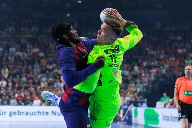 Lasse Bredekjaer ANDERSSON Fuechse Berlin, 11 in duel against Dika MEM FC Barcelona Barca, 10 GER, FC Barcelona Barca vs Fuechse Berlin, Handball, TruckScout24 EHF FINAL4 2026, Final, Season 2025 2026, 14 06 2026, GER, FC Barcelona Barca vs Fuechse Berlin, Handball, TruckScout24 EHF FINAL4 2026, Final, Season 2025 2026, 14 06 2026, Cologne Copyright: xEibnerxPressefoto OliverxSchmidtx EP_OST
