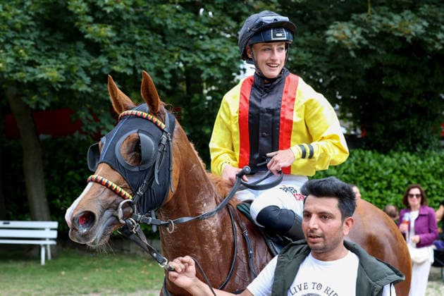 14 06 2026, Koeln, Nordrhein Westfalen, GER Aomanda with Sibylle Vogt after the victory Galopprennbahn Koeln Weidenpesch Horse, Jockey, Aomanda, Vogt, Victory 260614S978KOELN JPG