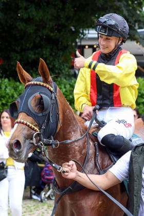 14 06 2026, Koeln, Nordrhein Westfalen, GER Aomanda with Sibylle Vogt after the victory Galopprennbahn Koeln Weidenpesch Horse, Jockey, Aomanda, Vogt, Victory 260614S977KOELN JPG