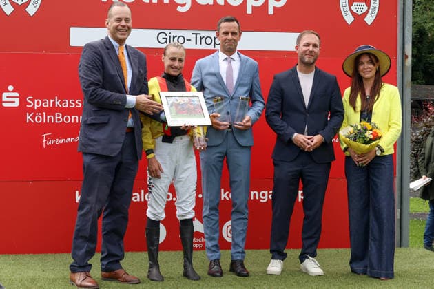 14 06 2026, Koeln, Nordrhein Westfalen, GER Award ceremony Aomanda with Sibylle Vogt wins racecourse Koeln Weidenpesch Award ceremony, Aomanda, Vogt, victory 260614S980KOELN JPG