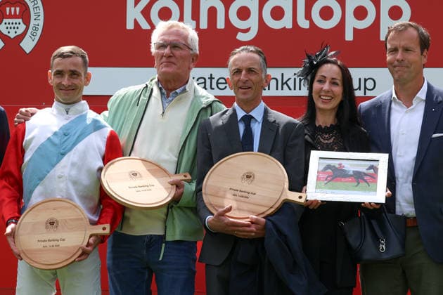 14 06 2026, Koeln, Nordrhein Westfalen, GER Award ceremony Bapp with Rene Piechulek wins racecourse Koeln Weidenpesch Award ceremony, Bapp, Piechulek, victory 260614S985KOELN JPG