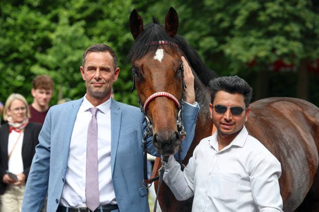 14 06 2026, Koeln, Nordrhein Westfalen, GER Englishman with trainer Marcel Weiss left after winning the 191 Union race Galopprennbahn Koeln Weidenpesch horse, trainer, Englishman, Weiss, victory 260614S996KOELN JPG