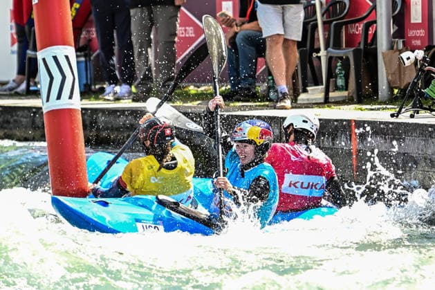ICF Canoe Slalom World Cup 14 06 2026, Eis Kanal, Augsburg A fierce battle at the final gate between Evy Leibharth blue USA , Ricarda Funke red GER and Alena Marx yellow SUI , Augsburg, 14 06 2026 Canoe World Cup, Kayak Cross Elimination, Augsburg, Eis Kanal Copyright: xBEAUTIFULxSPORTS Märklx