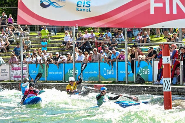 ICF Canoe Slalom World Cup 14 06 2026, Eis Kanal, Augsburg Final A fierce battle at the final gate between Ben Haylett red GBR , David Llorente blue ESP , Joseph Clarke green GBR and Gabriel de Coster yellow BEL ,, Augsburg, 14 06 2026 Canoe World Cup, Kayak Cross Elimination, Augsburg, Eis Kanal Copyright: xBEAUTIFULxSPORTS Märklx