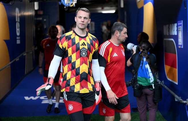 Soccer FIFA World Cup 2026 Preliminary Round Group E in Houston Germany Curacao 14 06 2026 Goalkeeper Manuel Neuer left, Germany with goalkeeper coach Andreas Kronenberg