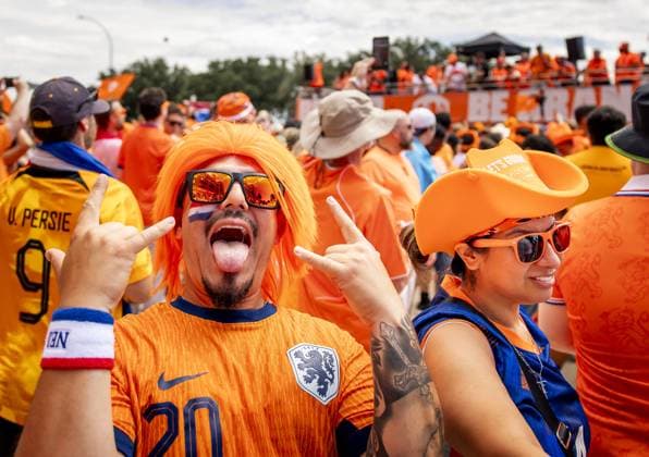 ARLINGTON - Orange supporters arrive at Dallas Stadium with the fan walk for the Dutch national team, Nationalteam s first World Cup match. The Netherlands plays against Japan in the group stage of the FIFA World Cup, WM, Weltmeisterschaft, Fussball ROBIN VAN LONKHUIJSEN ANP xVIxANPxSportx xxANPxIVx 561006395 originalFilename: 561006395.jpg