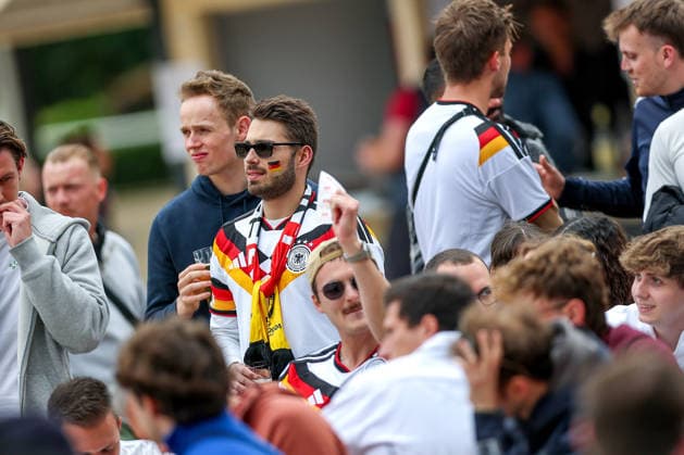 14 06 2026, Cologne, Public Viewing for the FIFA World Cup 2026, international match World Cup Germany Curacao, fans watch the match on a screen in the beer garden North Rhine-Westphalia Germany