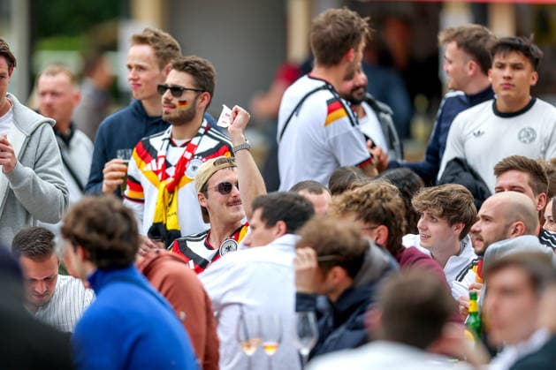 14 06 2026, Cologne, Public Viewing for the FIFA World Cup 2026, international match World Cup Germany Curacao, fans watch the match on a screen in the beer garden North Rhine-Westphalia Germany