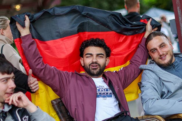 14.06.2026, Köln, Public Viewing zur FIFA Fussball-Weltmeisterschaft 2026, Länderspiel WM Deutschland - Curacao, Fans mit deutschlandfahne im Biergarten freuen sich auf das Spiel und jubeln über das Tor den Sieg der deutschen Nationalmannschaft Nordrhein-Westfalen Deutschland *** 14 06 2026, Cologne, Public Viewing for the FIFA World Cup 2026, international match World Cup Germany Curacao, fans with German flag in the beer garden look forward to the game and cheer about the goal the victory of the German national team North Rhine-Westphalia Germany
