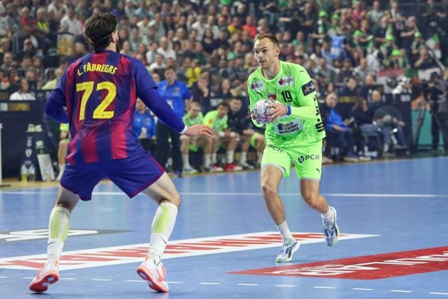 14 06 2026, xgox,Handball, EHF Champions League Final, FC Barcelona Fuechse Berlin v l Mathias Gidsel Berlin, 19 am Ball, plays the ball Koeln