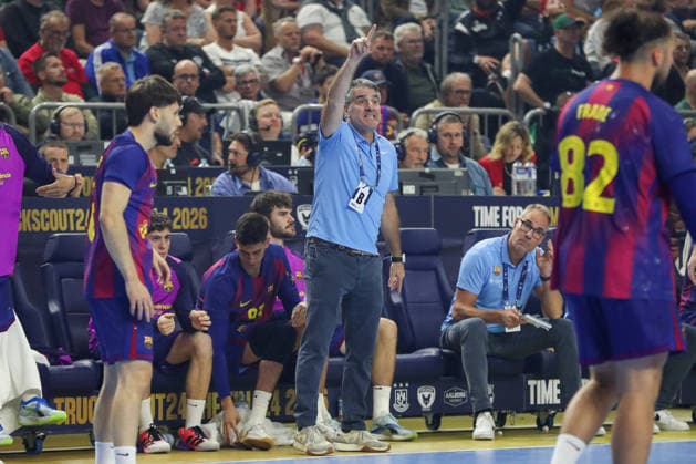 14 06 2026, xgox,Handball, EHF Champions League Final, FC Barcelona Fuechse Berlin v l Antonio Carlos Ortega Perez Barcelona, coach gives instructions, gestures with arms, gesticulates, gives instructions Koeln