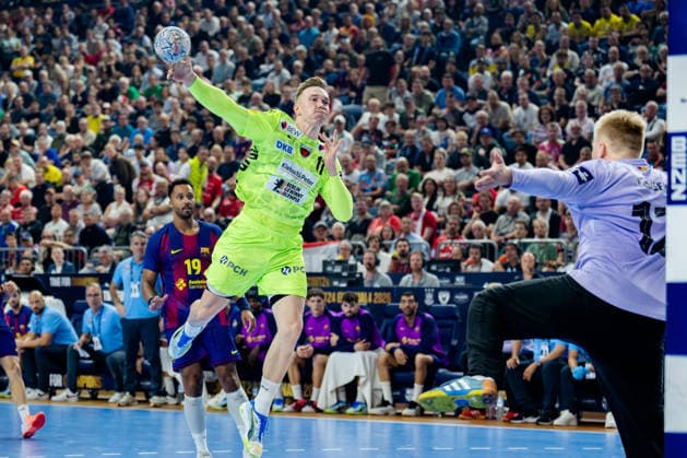 Cologne, 12 05 2026, Handball, Men, EHF Champions League Men 2025 26, Final, FC Barcelona Füchse Berlin Lasse Bredekjaer Andersson Füchse Berlin, 11 on goal throw against Emil Nielsen FC Barcelona, 12