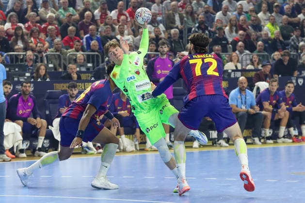 14 06 2026, xgox,Handball, EHF Champions League Final, FC Barcelona Fuechse Berlin v l Timothey N guessan N guessan, Barcelona, 19 , Nils Lichtlein Berlin, 17 , Ludovic Fabregas Barcelona, 72 duel, duel, fight, tackle Koeln