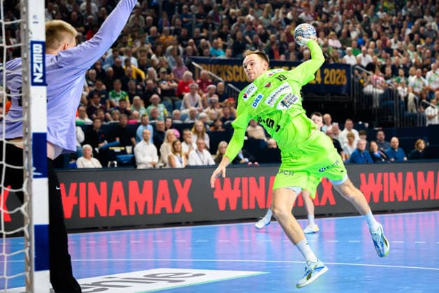 Cologne, Germany Handball EHF CL Final 4 Final Barca Fuechse Berlin v li Emil Nielsen Barcelona , Mathias Gidsel Berlin Cologne Lanxess Arena Nordrhein Westfalen Germany