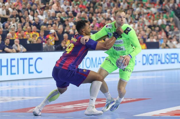 14 06 2026, xtgx, Handball, EHF Champions League Final, FC Barcelona Füchse Berlin v l Timothey N guessan N guessan, Barcelona, 19 Mathias Gidsel Berlin, 19 duel, duel, fight, tackle Koeln