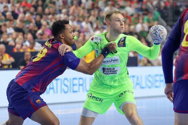 14 06 2026, xtgx, Handball, EHF Champions League Final, FC Barcelona Füchse Berlin v l Timothey N guessan N guessan, Barcelona, 19 Mathias Gidsel Berlin, 19 duel, duel, fight, tackle Koeln