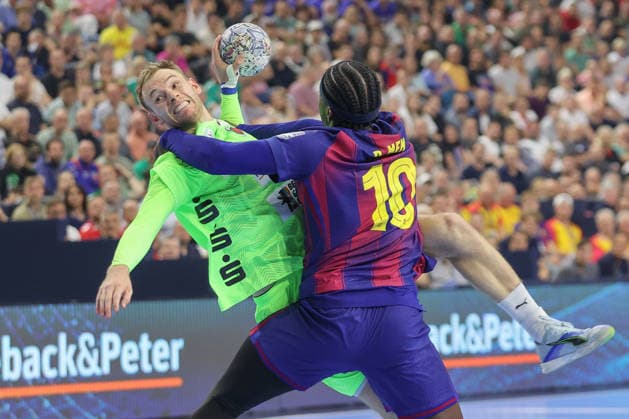 14 06 2026, xtgx, Handball, EHF Champions League Final, FC Barcelona Füchse Berlin v l Mathias Gidsel Berlin, 19 Dika Mem Barcelona, 10 duel, duel, fight, tackle Koeln