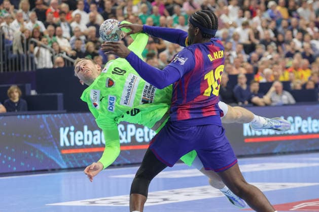 14 06 2026, xtgx, Handball, EHF Champions League Final, FC Barcelona Füchse Berlin v l Mathias Gidsel Berlin, 19 Dika Mem Barcelona, 10 duel, duel, fight, tackle Koeln