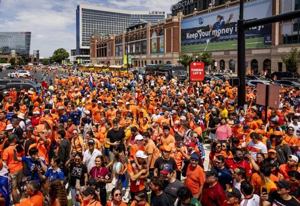 ARLINGTON - Orange supporters arrive at Dallas Stadium with the fan walk for the Dutch national team, Nationalteam s first World Cup match. The Netherlands plays against Japan in the group stage of the FIFA World Cup, WM, Weltmeisterschaft, Fussball ROBIN VAN LONKHUIJSEN ANP xVIxANPxSportx xxANPxIVx 561008732 originalFilename: 561008732.jpg
