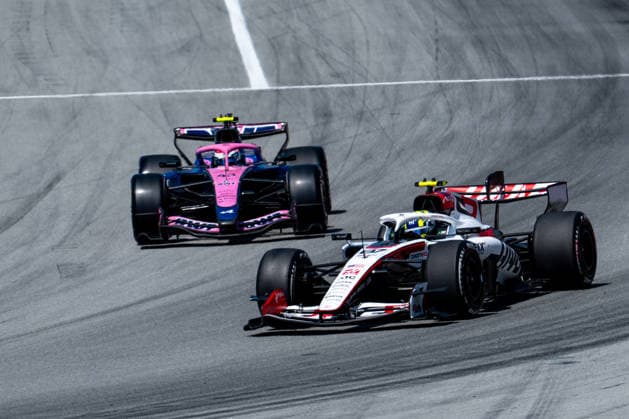 Oliver Bearman Toyota Gazoo Racing Haas F1 Team, Great Britain, 87 in VF 26 ahead of Franco Colapinto BWT Alpine F1 Team, Argentina, 43 in Alpine A526, ESP, Formula 1 World Championship, Barcelona Catalunya Grand Prix, Circuit Barcelona Catalunya, Race, 2026 season, 14 06 2026 ESP, Formula 1 World Championship, Barcelona Catalunya Grand Prix, Circuit Barcelona Catalunya, Race, 2026 season, 14 06 2026 Barcelona Copyright: xEibner-Pressefoto Memmlerx EP_MMR