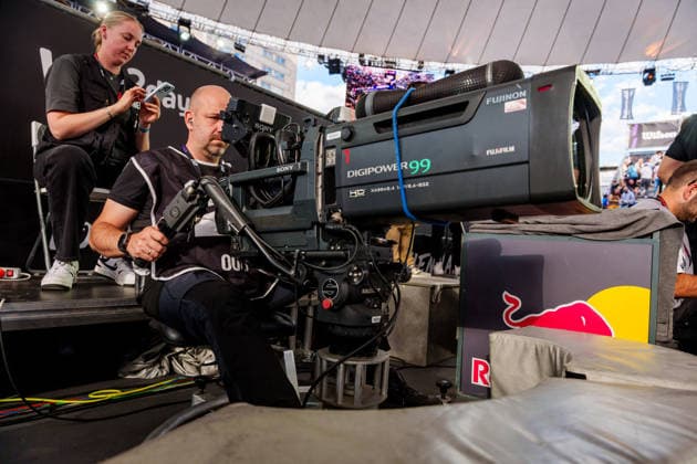 BASKETBALL - FIBA 3x3 World Tour VIENNA,AUSTRIA,14.JUN.26 - BASKETBALL - FIBA 3x3 World Tour. Image shows a camera operator.  GEPAxpictures xEdgarxEisner