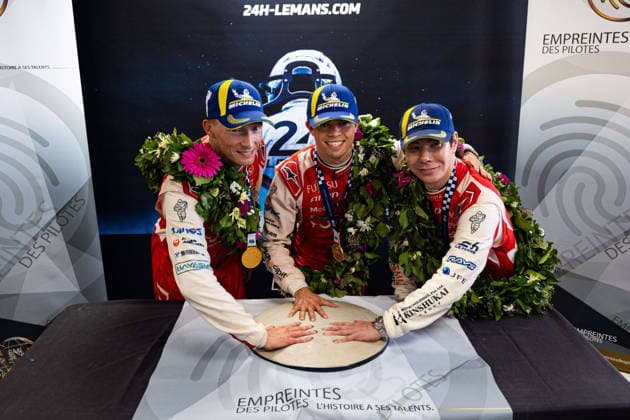 24 HEURES DU MANS 2026 - PODIUM 07 CONWAY Mike (gbr), KOBAYASHI Kamui (jpn), DE VRIES Nyck (nld), Toyota Racing, Toyota TR010 Hybrid 07, Hypercar, portrait at the fingerprint of the drivers, empreintes des pilotes during the podium of the 24 Hours of Le Mans 2026, 3rd round of the 2026 FIA World Endurance Championship, on June 14, 2026 on the Circuit des 24 Heures du Mans in Le Mans, France -  Copyright: xGERMAINxHAZARDx