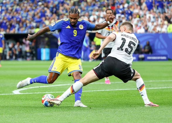 HOUSTON, TX - JUNE 14: Jürgen Locadia 9 of Curacao prepares to shoot on goal as Nico Schlotterbeck 15 of Germany reaches to intercept the ball in the first half during the FIFA World Cup, WM, Weltmeisterschaft, Fussball 2026 Group E match between Germany and Curacao on June 14, 2026 at Houston Stadium in Houston, Texas. (Photo by Leslie Plaza Johnson Icon Sportswire) SOCCER: JUN 14 FIFA World Cup 26 Group E - Germany vs Curacao EDITORIAL USE ONLY Icon260614001