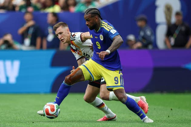HOUSTON, TX - JUNE 14: Jürgen Locadia 9 of Curacao controls the ball while being defended by Nico Schlotterbeck 15 of Germany during the FIFA World Cup, WM, Weltmeisterschaft, Fussball 2026 Group E match between Germany and Curacao on June 14, 2026, at Houston Stadium in Houston, Texas. (Photo by David Buono Icon Sportswire) SOCCER: JUN 14 FIFA World Cup 26 Group E - Germany vs Curacao EDITORIAL USE ONLY Icon260614025