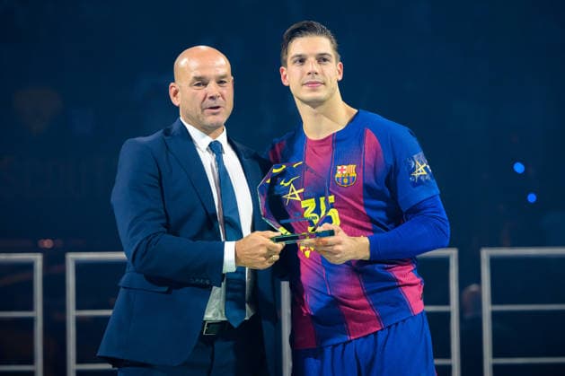 Cologne, Germany Handball EHF CL Final 4 Final Barca Fuechse Berlin v li Martin Hausleitner EHF , Domen Makuc Barcelona MVP Cologne Lanxess Arena Nordrhein Westfalen Germany