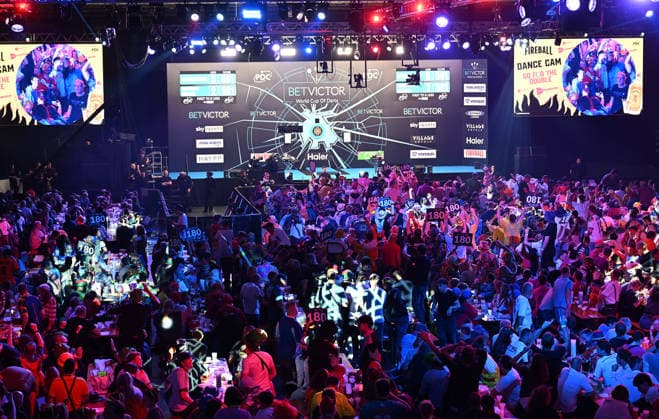 14 06 2026, xhbx, Dart World Cup of Darts 2026, v l dart fans, spectators, atmosphere, disguise, costumes, sign 180, ice rink, stage DFL DFB REGULATIONS PROHIBIT ANY USE OF PHOTOGRAPHS as IMAGE SEQUENCES and or QUASI VIDEO Frankfurt