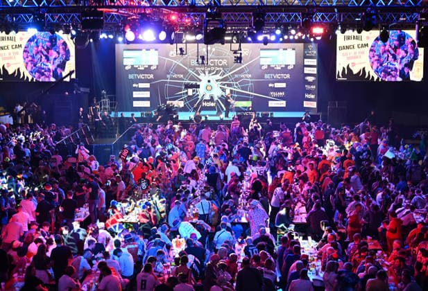14 06 2026, xhbx, Dart World Cup of Darts 2026, v l dart fans, spectators, atmosphere, disguise, costumes, sign 180, ice rink, stage DFL DFB REGULATIONS PROHIBIT ANY USE OF PHOTOGRAPHS as IMAGE SEQUENCES and or QUASI VIDEO Frankfurt