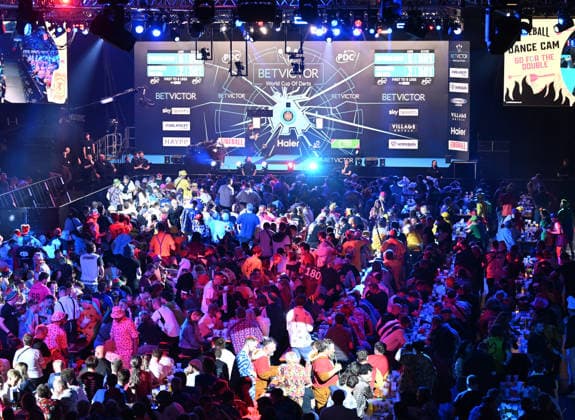14 06 2026, xhbx, Dart World Cup of Darts 2026, v l dart fans, spectators, atmosphere, disguise, costumes, sign 180, ice rink, stage DFL DFB REGULATIONS PROHIBIT ANY USE OF PHOTOGRAPHS as IMAGE SEQUENCES and or QUASI VIDEO Frankfurt
