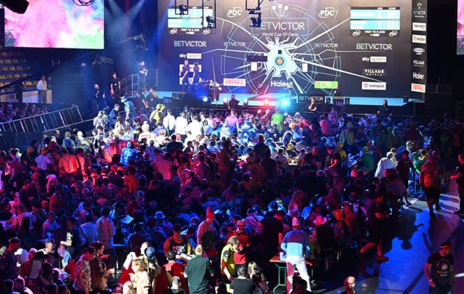 14 06 2026, xhbx, Dart World Cup of Darts 2026, v l dart fans, spectators, atmosphere, disguise, costumes, sign 180, ice rink, stage DFL DFB REGULATIONS PROHIBIT ANY USE OF PHOTOGRAPHS as IMAGE SEQUENCES and or QUASI VIDEO Frankfurt