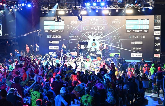 14 06 2026, xhbx, Dart World Cup of Darts 2026, v l dart fans, spectators, atmosphere, disguise, costumes, sign 180, ice rink, stage DFL DFB REGULATIONS PROHIBIT ANY USE OF PHOTOGRAPHS as IMAGE SEQUENCES and or QUASI VIDEO Frankfurt