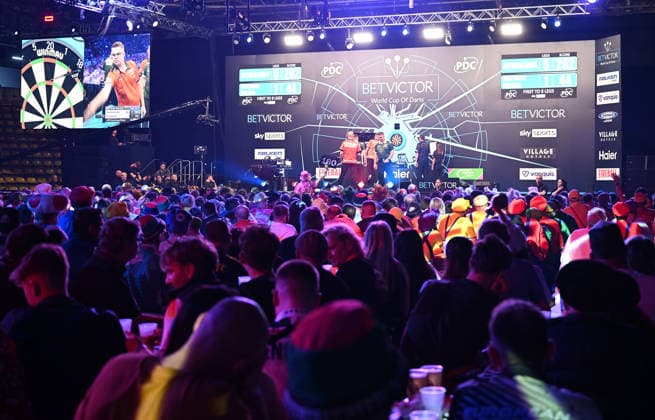 14 06 2026, xhbx, Dart World Cup of Darts 2026, v l dart fans, spectators, atmosphere, disguise, costumes, sign 180, ice rink, stage DFL DFB REGULATIONS PROHIBIT ANY USE OF PHOTOGRAPHS as IMAGE SEQUENCES and or QUASI VIDEO Frankfurt