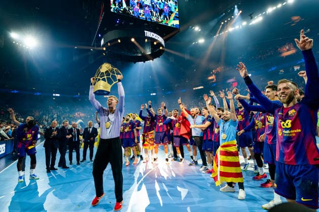 Cologne, 12 05 2026, Handball, Men, EHF Champions League Men 2025 26, Final, FC Barcelona Füchse Berlin Viktor Hallgrimsson FC Barcelona, 1 cheers with trophy towards fans