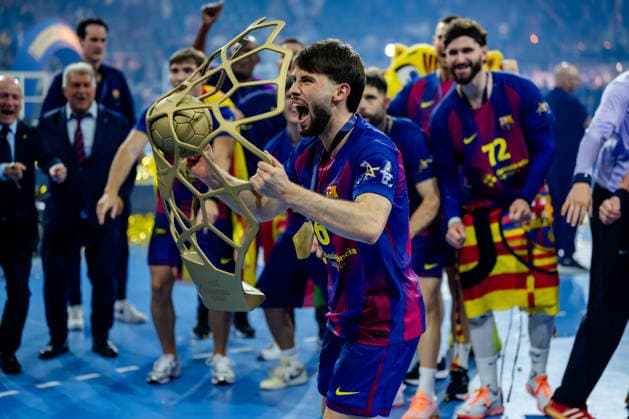 Cologne, 12 05 2026, Handball, Men, EHF Champions League Men 2025 26, Final, FC Barcelona Füchse Berlin Daniel Fernandez JimÃ nez FC Barcelona, 6 cheers with trophy towards fans