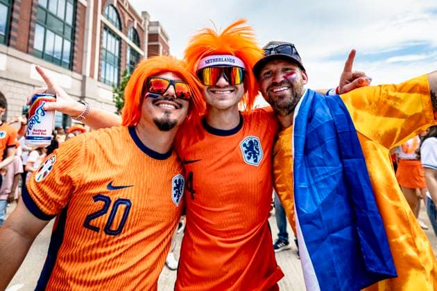 DALLAS - Orange supporters march in the Orange march to the stadium during the Netherlands vs. Japan match at the 2026 World Cup at AT&T Stadium on June 14, 2026, in Dallas, United States. (Photo by Stefan Koops EYE4IMAGES DeFodi Images) - *** DALLAS Orange supporters march in the Orange march to the stadium during the Netherlands vs Japan match at the 2026 World Cup at AT T Stadium on June 14, 2026, in Dallas, United States Photo by Stefan Koops EYE4IMAGES DeFodi Images