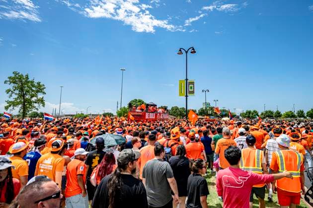 DALLAS - Orange supporters march in the Orange march to the stadium during the Netherlands vs. Japan match at the 2026 World Cup at AT&T Stadium on June 14, 2026, in Dallas, United States. (Photo by Stefan Koops EYE4IMAGES DeFodi Images) - *** DALLAS Orange supporters march in the Orange march to the stadium during the Netherlands vs Japan match at the 2026 World Cup at AT T Stadium on June 14, 2026, in Dallas, United States Photo by Stefan Koops EYE4IMAGES DeFodi Images