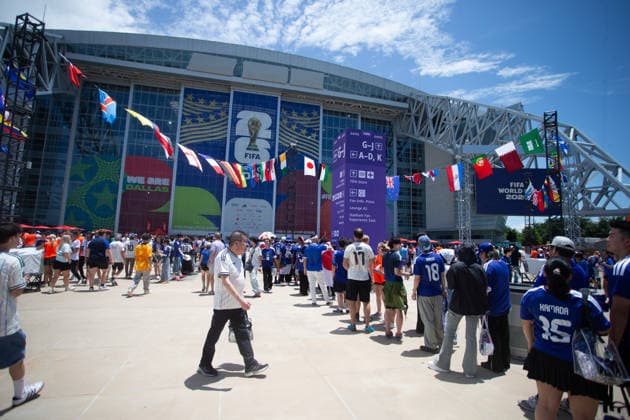 June 14, 2026, Arlington, Texas, USA: Fans arrive for the 2026 FIFA World Cup, WM, Weltmeisterschaft, Fussball Group F match between the Netherlands and Japan at Dallas Stadium in Arlington, Texas. World Cup 2026: Japan SCORE The Netherlands  - ZUMAh193 20260614_zsp_h193_011 Copyright: xDanielxMcGregor-Huyerx