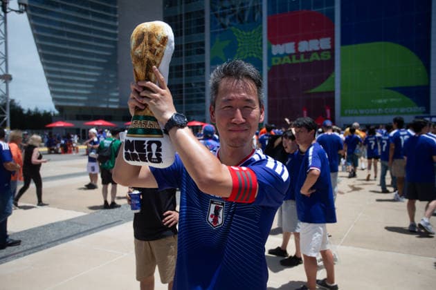 June 14, 2026, Arlington, Texas, USA: A fan poses for a photo before the 2026 FIFA World Cup, WM, Weltmeisterschaft, Fussball Group F match between the Netherlands and Japan at Dallas Stadium in Arlington, Texas. World Cup 2026: Japan SCORE The Netherlands  - ZUMAh193 20260614_zsp_h193_016 Copyright: xDanielxMcGregor-Huyerx