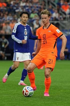 Frenkie de Jong of Netherlands and Ayase Ueda of Japan Netherlands v Japan, 2026 FIFA World Cup, WM, Weltmeisterschaft, Fussball Group F, Football, Dallas Stadium, Arlington, Texas, USA - 14 Jun 2026Arlington Dallas Stadium Texas (TX) United States of America EDITORIAL USE ONLY No use with unauthorised audio, video, data, fixture lists, club league logos or live services. Online in-match use limited to 120 images, no video emulation. No use in betting, games or single club league player publications.  Copyright: xIsmaelxAdnan Shutterstockx 16927680at