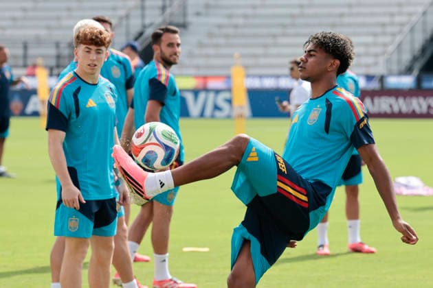 Lamine Yamal (R) of Spain trains with his teammates in Atlanta, USA 14 June 2026. Spain s national team, Nationalteam training in Atlanta !ACHTUNG: NUR REDAKTIONELLE NUTZUNG!  Copyright: xLavandeiraxjrx GR7224 20260614-55020594969008_1008
