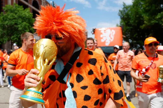 A fan kisses a replica of the World Cup trophy upon arriving at the 2026 FIFA World Cup, WM, Weltmeisterschaft, Fussball Group F match between the Netherlands and Japan at AT&T Stadium in Arlington, USA 14 June 2026. FIFA World Cup 2026: Netherlands - Japan !ACHTUNG: NUR REDAKTIONELLE NUTZUNG!  Copyright: xSebastiánxMariscalx GR7245 20260614-55020595059009_1009