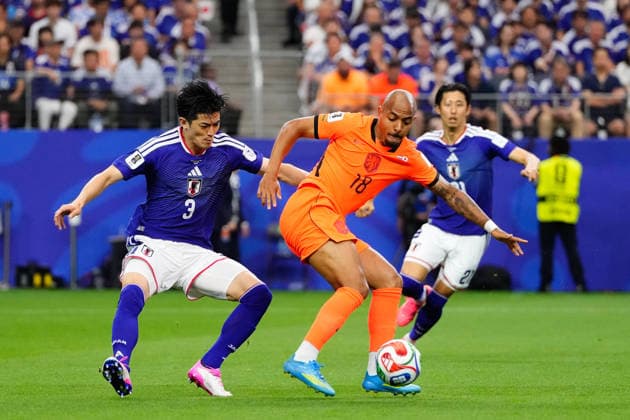 Netherlands v Japan - FIFA World Cup, WM, Weltmeisterschaft, Fussball 2026 - Group F ARLINGTON, UNITED STATES - JUNE 14: Donyell Malen (18) of Netherlands and Shogo Taniguchi (3) of Japan compete for the ball during the 2026 FIFA World Cup First Stage Group F match between Netherlands and Japan at Dallas Stadium in Arlington, Texas, United States on June 14, 2026. Jose Hernandez Anadolu Texas United States. Editorial use only. Please get in touch for any other usage.  Copyright: x2026xAnadoluxJosexHernandezx
